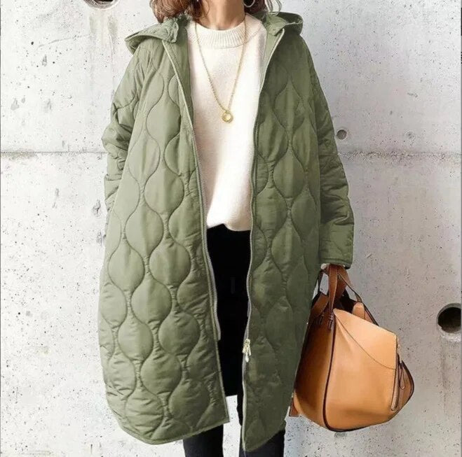 PRISCILLA™ | PARKA MED HETTE OG OMSORGSFULLE DETALJER