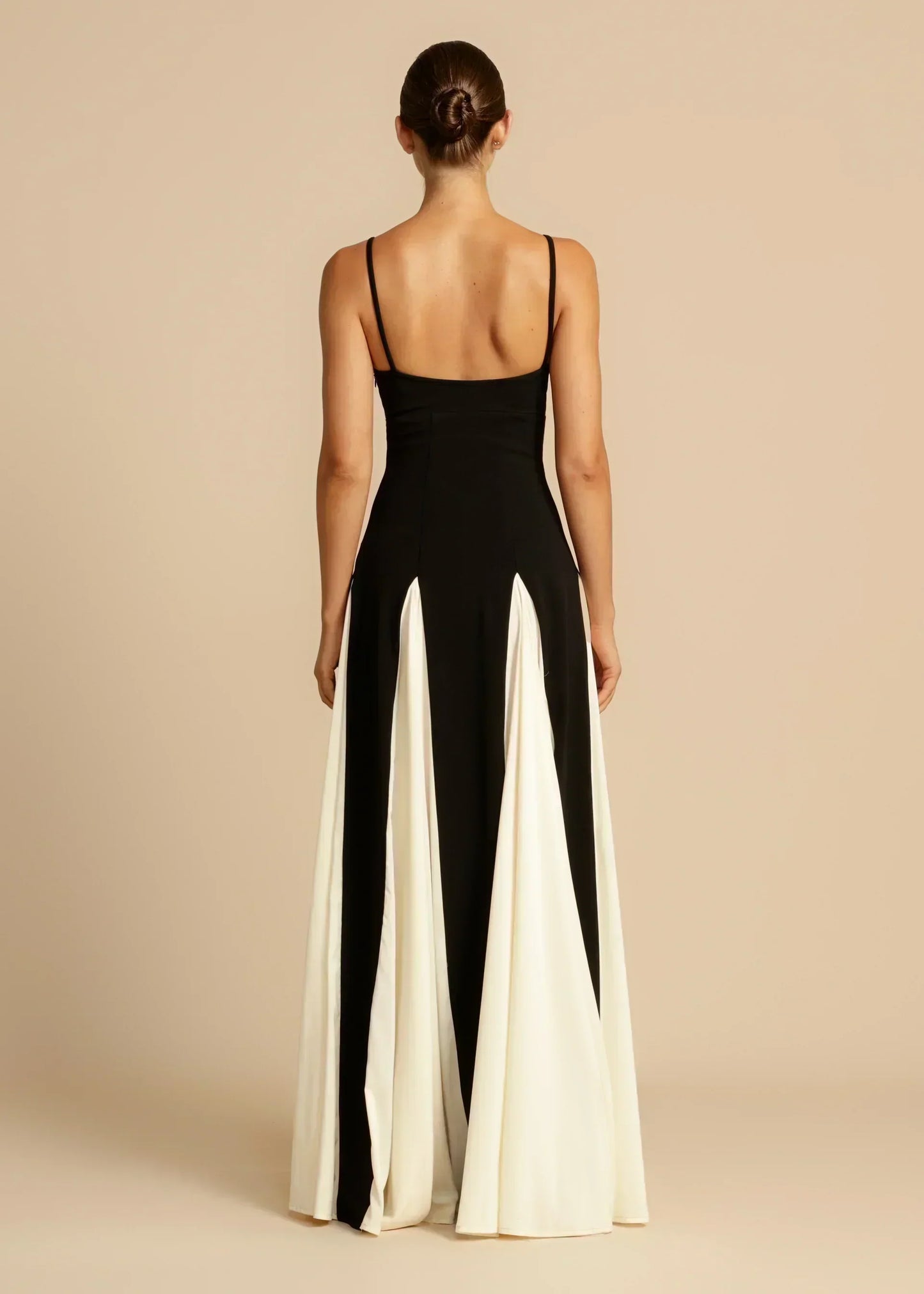 Oshrit™ | Elegant Maxi Kjole med Kontrasterende Volanger