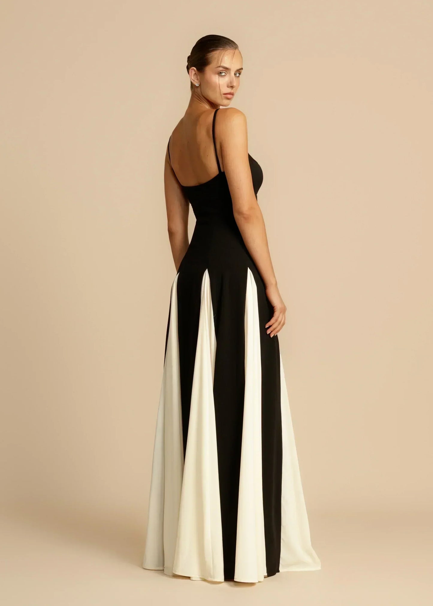 Oshrit™ | Elegant Maxi Kjole med Kontrasterende Volanger