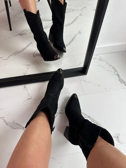 Roan svarte støvler