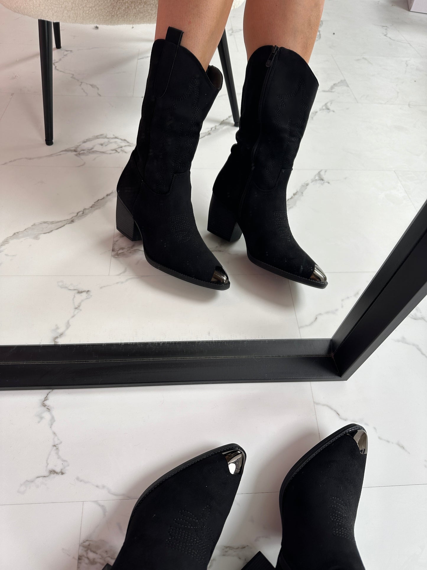 Roan svarte støvler