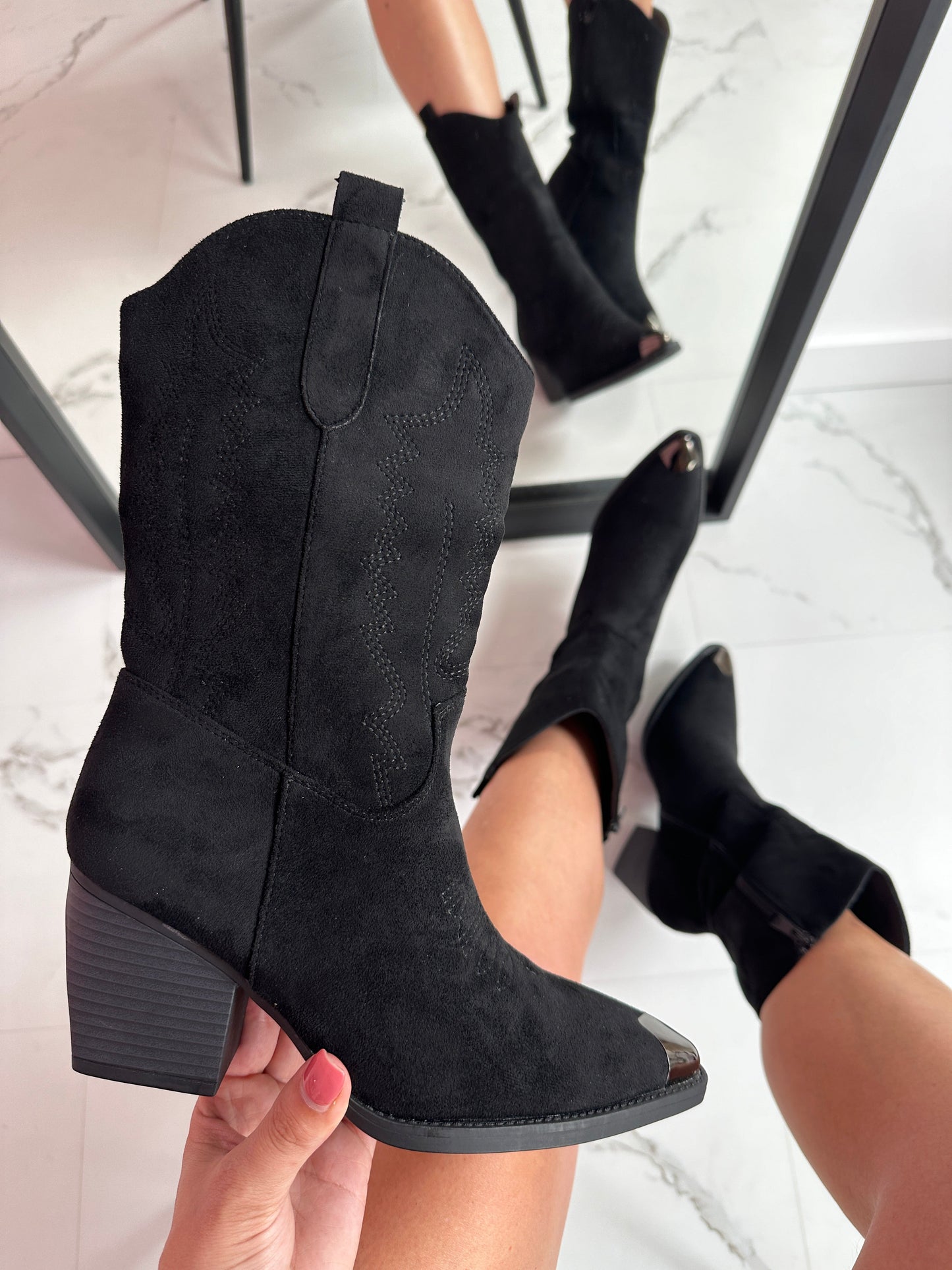 Roan svarte støvler