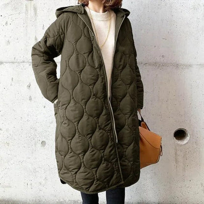 PRISCILLA™ | PARKA MED HETTE OG OMSORGSFULLE DETALJER