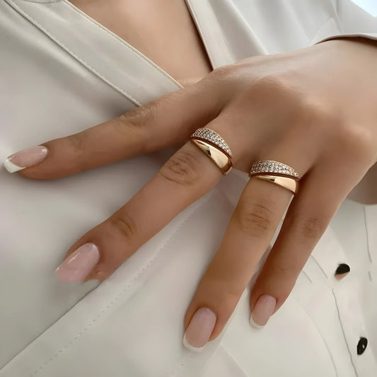 Elegant Ring med Glitrende Steiner
(1+1 Gratis)