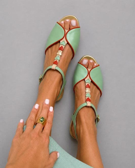 PEARL | Sydänyksityiskohdalla varustetut Slingback-sandaalit